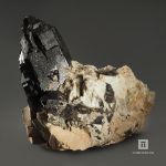 Морион, сросток кристаллов на породе