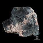 Прожилок розового маргарита в корунд-магнетитовой породе